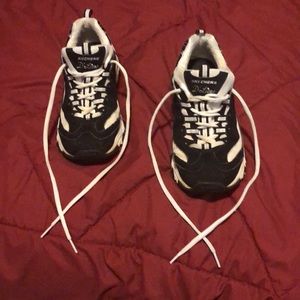 Sketchers sport tennis shoes